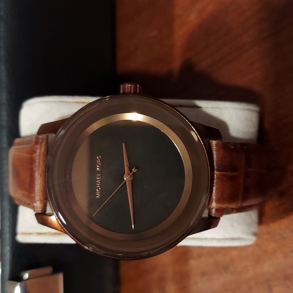 MK 2457 - Picture 1 of 3